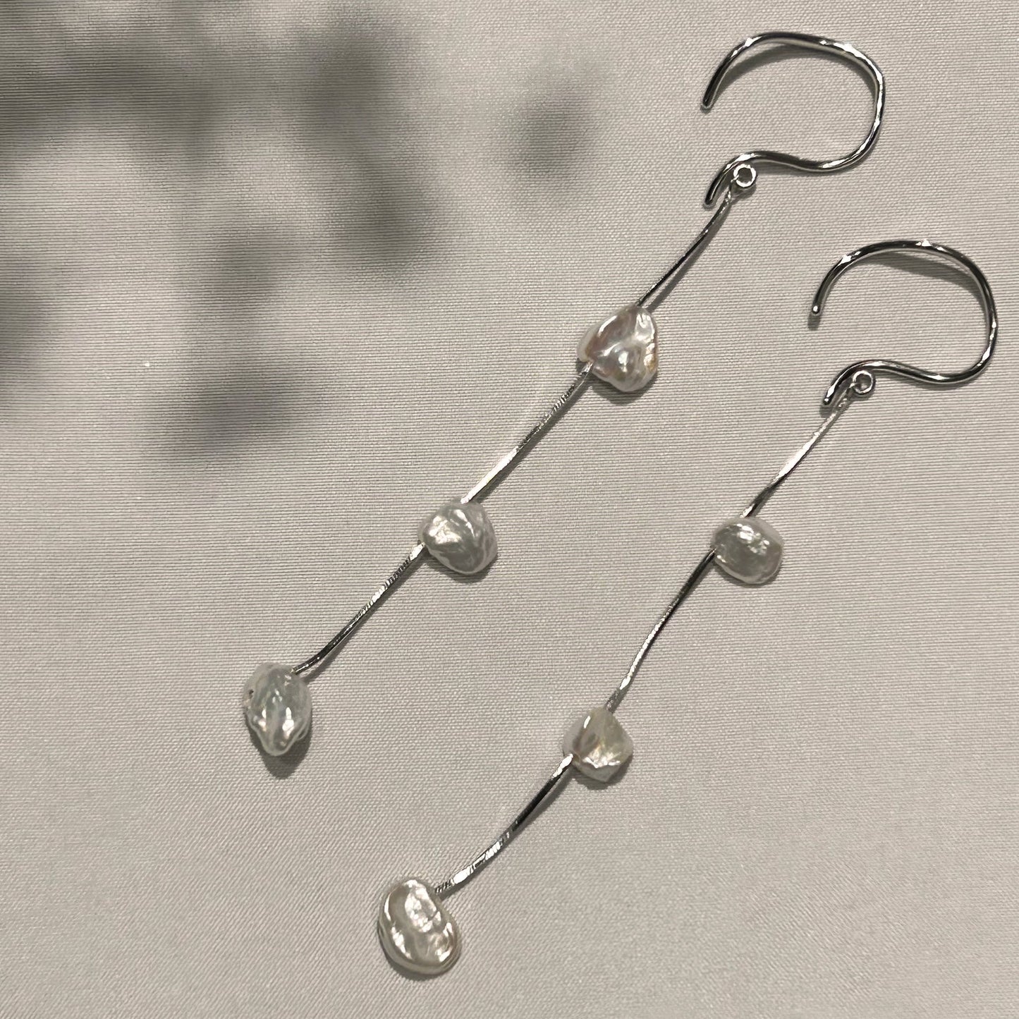 Silver Drifting Petal Keshi Ear Cuff Chain ( pair )
 Earcuff - Keshi Pearl -